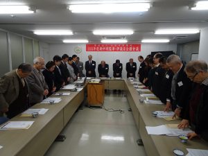 全體為去世的逝理事長羅辰雄默禱