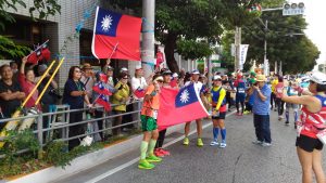 駐那霸辦事處處長蘇啟誠處和同仁與僑民及那霸日臺親善協會幹部，沿途揮舞國旗為台灣選手加油