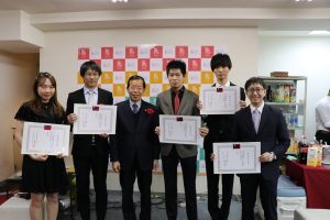 駐日代表謝長廷（左3）親自到場頒發服務證明給同學會幹部，感謝他們一年的付出