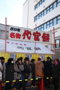 代官餅：等著品嚐美味的客人排起了長長的人龍，好不容易買到的客人可以在一旁的座位上配茶享用。