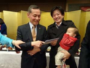中華航空日本支社長石炳煌(左)贈送機票