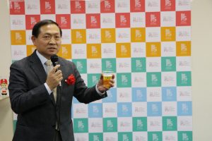 忘年會中由橫濱中華學院校長馮彥國帶領乾杯