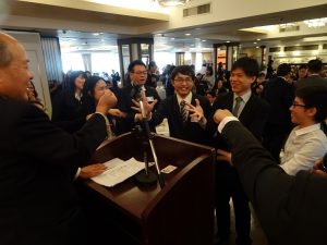 同學猜拳爭奪加碼機票