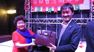 抽到禮物名牌包喜不自勝