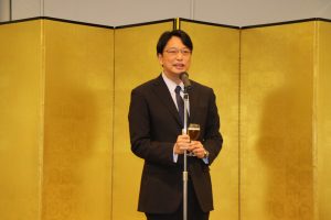 忘年會依照日本習慣,由副代表張仁久帶領乾杯.