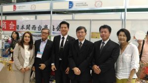 第7屆萬國津梁大異種交流會來賓合照(左起九州臺灣商工會會長賴玉汝、菱山株式會社社長林武璋、世界臺灣商會聯合總會青商會會長邱臣遠、駐那霸辦事處處長蘇啟誠處長、琉球臺灣商工協會會長吳啟源和僑務促進委員汪麗莉)