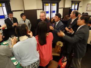 粘處長與馮校長向教師致意