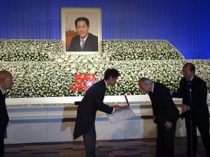 駐日副代表郭仲熙追頒一等華光獎章、由羅辰雄之子羅賢一代表接受