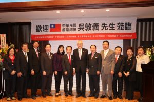 前副總統吳敦義(右6)和共同舉辦此次演講會的召集人黃宗敏(右4)和關東六個僑團會長和成員合照