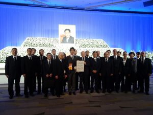 駐日代表處副代表郭仲熙代表僑委會頒贈一等華光專業獎章