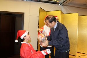駐日代表謝長廷贈送聖誕節禮物給現場的小朋友