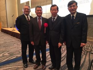 駐日代表謝長廷（右2）到場祝賀沖繩‧臺灣交流促進會會長平田久雄（左1）和台灣代表陳傳男（左2），並與駐那霸辦事處處長蘇啟誠(右1)4人合影