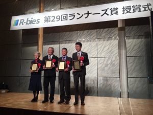 日本一般財團法人R-bies sports財團第29回runners賞得主(左起馬拉松跑者中野陽子、沖繩‧臺灣交流促進會會長平田久雄、台灣代表陳傳男和日本視障奧運選手和田伸也