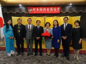 新會長俞秀霞(右4)與新團隊合影 。副會長朱家儀(左1)、右起副會長洪麗華、監事長潘振興。