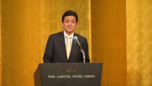 岸信夫議員向參與論壇學員說明最近國政狀況