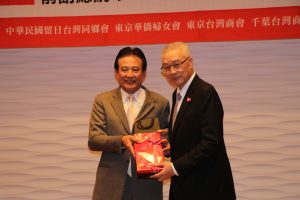 總召集人黃宗敏致贈紀念品給前副總統吳敦義