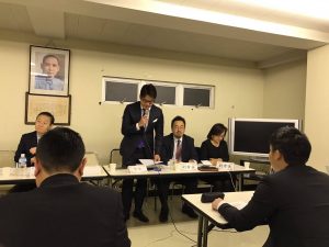 青年部馮明輝部長進行提案討論