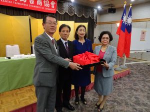 駐大阪辦事處處長陳訓養及日總總會長新垣旬子監交下,新舊會長交接印信。