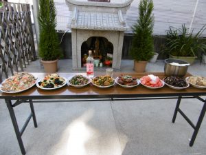 廟方依台灣民俗準備油飯及炒米粉