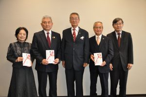 琉球華僑總會會長張本光輝會長（中）、駐那霸辦事處處長蘇啟誠（右1）與受贈捐款的公益團體合影