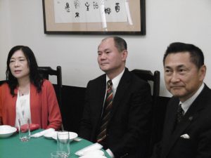 右起 橫濱企業經營財團理事長牧野孝一及代表處駐橫濱粘信士處長夫婦出席餐會