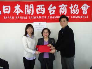會長俞秀霞監交下,新任青商部部長林雅萍(左)由前部長陳相宇手中接下印信。