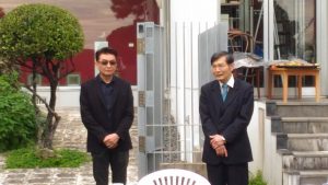 駐那霸辦事處處長蘇啟誠（右）與台灣雕塑家余連春