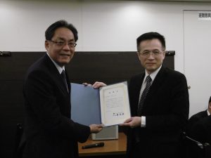 右 吳俊澤所長感謝鄭尊仁會長對外貿協會學員的照顧