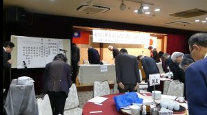 黙祷をささげる参加者たち