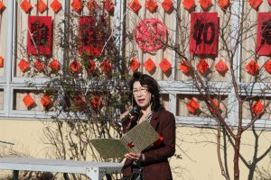 東京中華學校校友會會長陳櫻芳歡迎大家參加春節祭