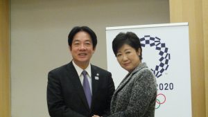 会談後記念撮影する小池百合子東京都知事（左）と賴清德台南市長（右）