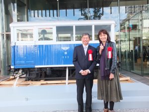 「巡回車111号」の前でアジア太平洋遺産&鉄道観光機関の謝明勲副代表(左)と高雄市立歴史博物館楊仙妃館長(右)が記念撮影