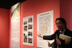 歷博展示代表歷史研究系教授荒川章二，解說台日間的地震連動構造和台灣殖民時期震災史。