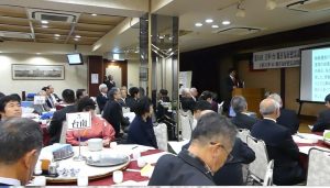 熱心に基調講演を聞く人々