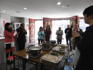 連代表帶領信徒誦念飯前供養文