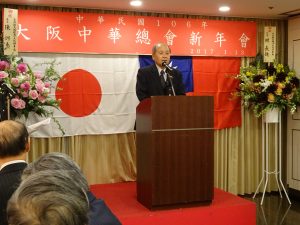 大阪中華總會會長洪勝信向到場來賓拜年
