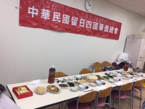 滿桌的台灣年菜。有象徵百財的炒白菜、煎鯛魚代表年年有餘、壽麵、菜頭連藕排骨湯代表好彩頭、節節上升、好骨氣等