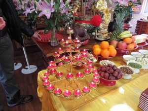 紅燭置於供桌前請媽祖加持