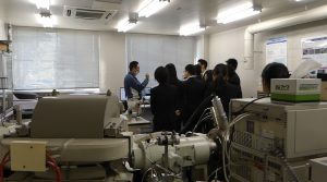 ②高度な研究開発器材の説明を受ける