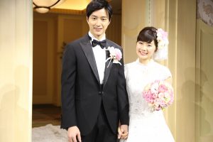 入場する新郎新婦 