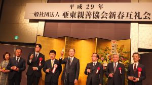 粘処長の乾杯の音頭で互礼会の開始