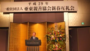 冒頭あいさつする大江会長