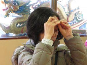 將蠟燭舉於眉心處祈願