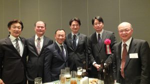 記念撮影する大江会長（左３）と来賓ら