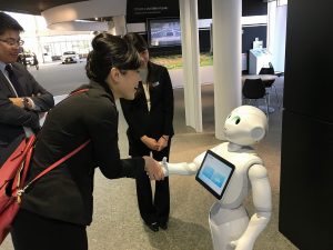 ④ロボットがお出迎え