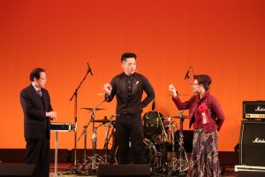 簡銘宣邀請謝長廷夫婦協助魔術表演 