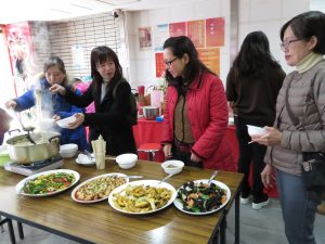 信徒享用媽祖廟提供的豐盛素齋