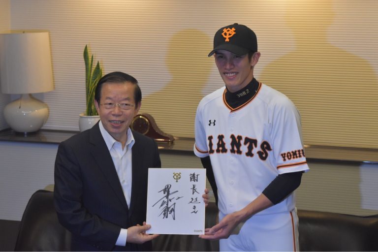謝長廷代表、「陽岱鋼選手は台湾の光」