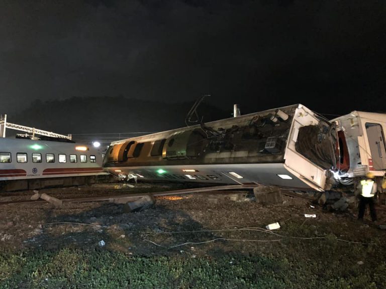 台湾で特急列車脱線、１８人死亡