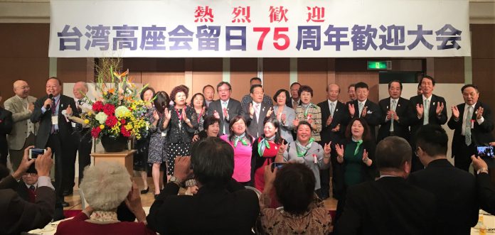 7.陳處長與來賓晚會餘興合唱「愛拼才會贏」
